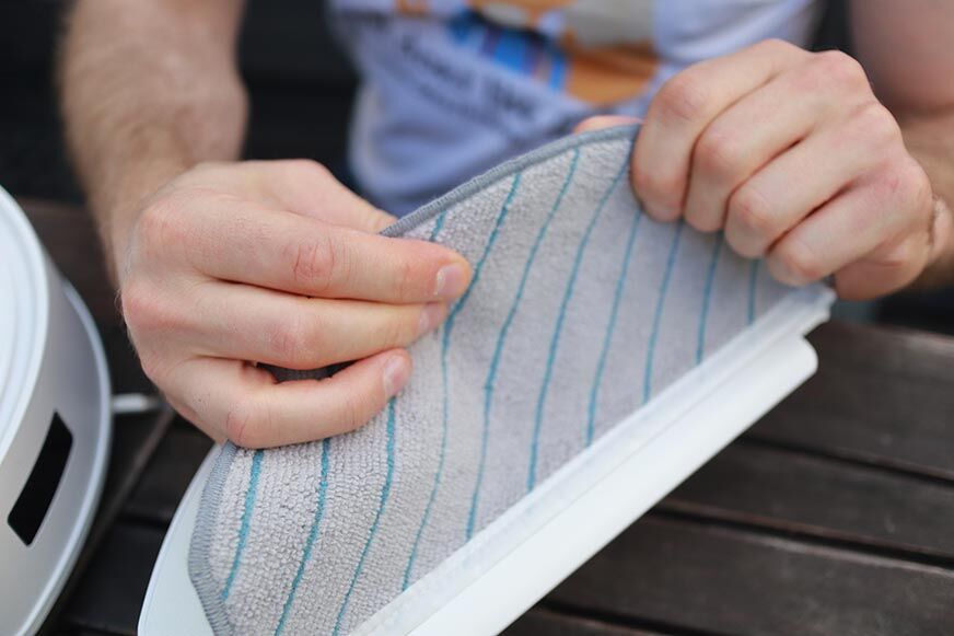 Das Wischtuch des Ecovacs Deebot T10 ist in der Nahaufnahme zu sehen.